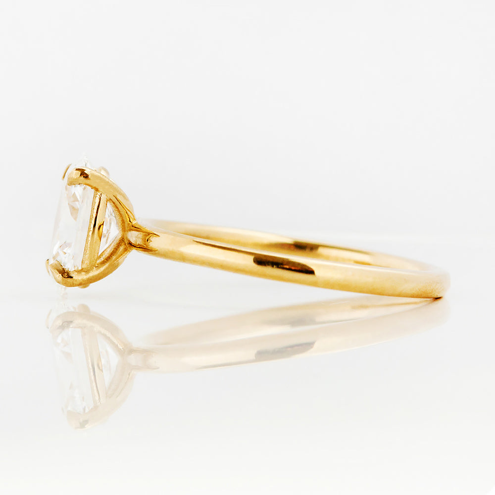 Oval cut Diamond Solitaire Engagement Ring in Yellow Gold - Victoria's Jewellery