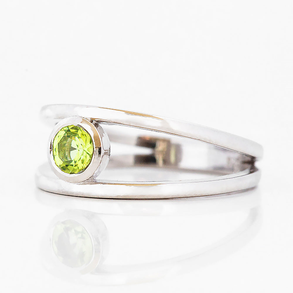 Harper, Round cut Peridot Split Band Ring