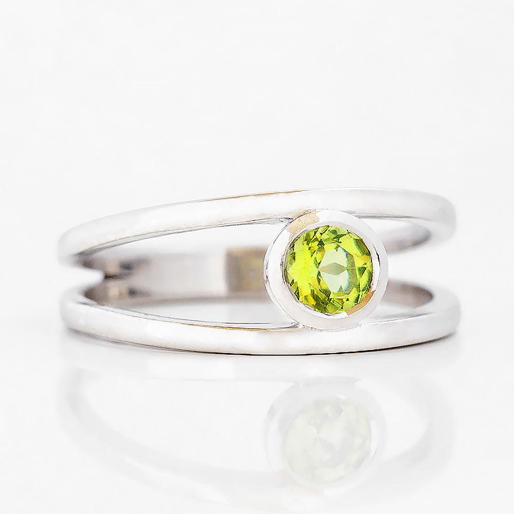Harper, Round cut Peridot Split Band Ring