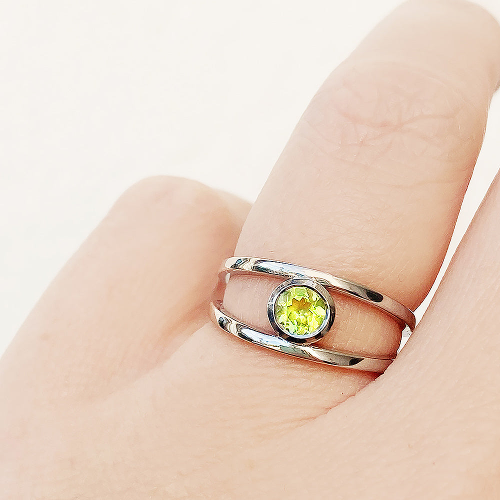 Harper, Round cut Peridot Split Band Ring