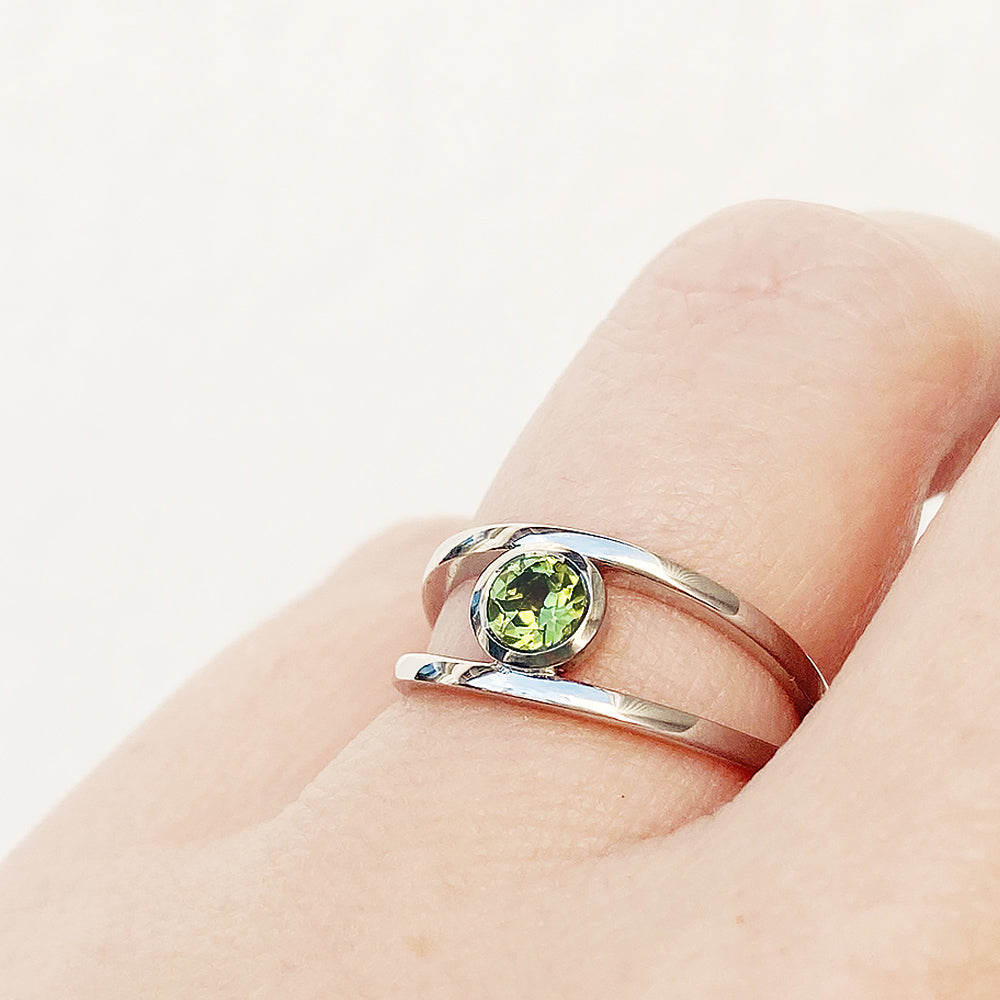 Harper, Round cut Peridot Split Band Ring