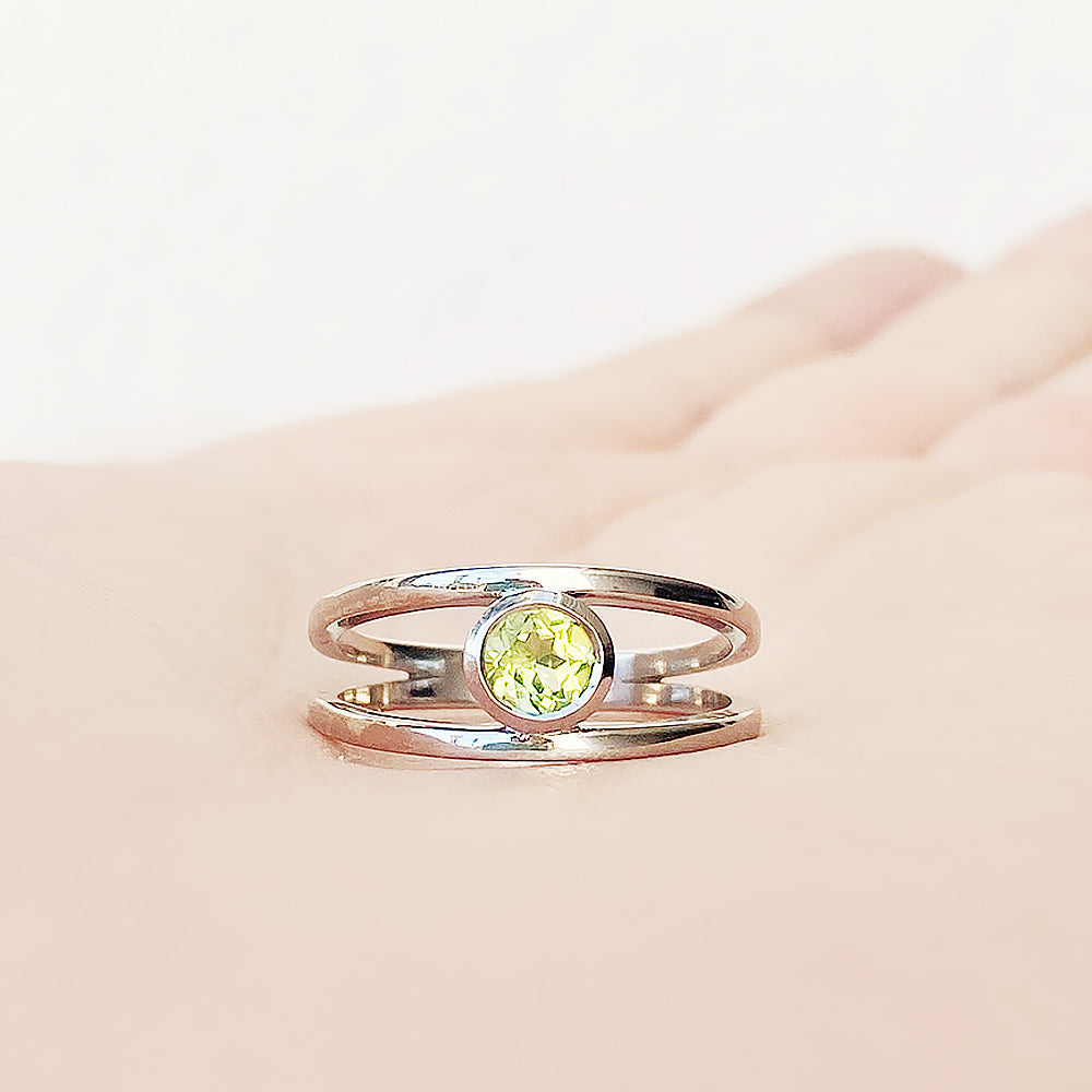 Harper, Round cut Peridot Split Band Ring