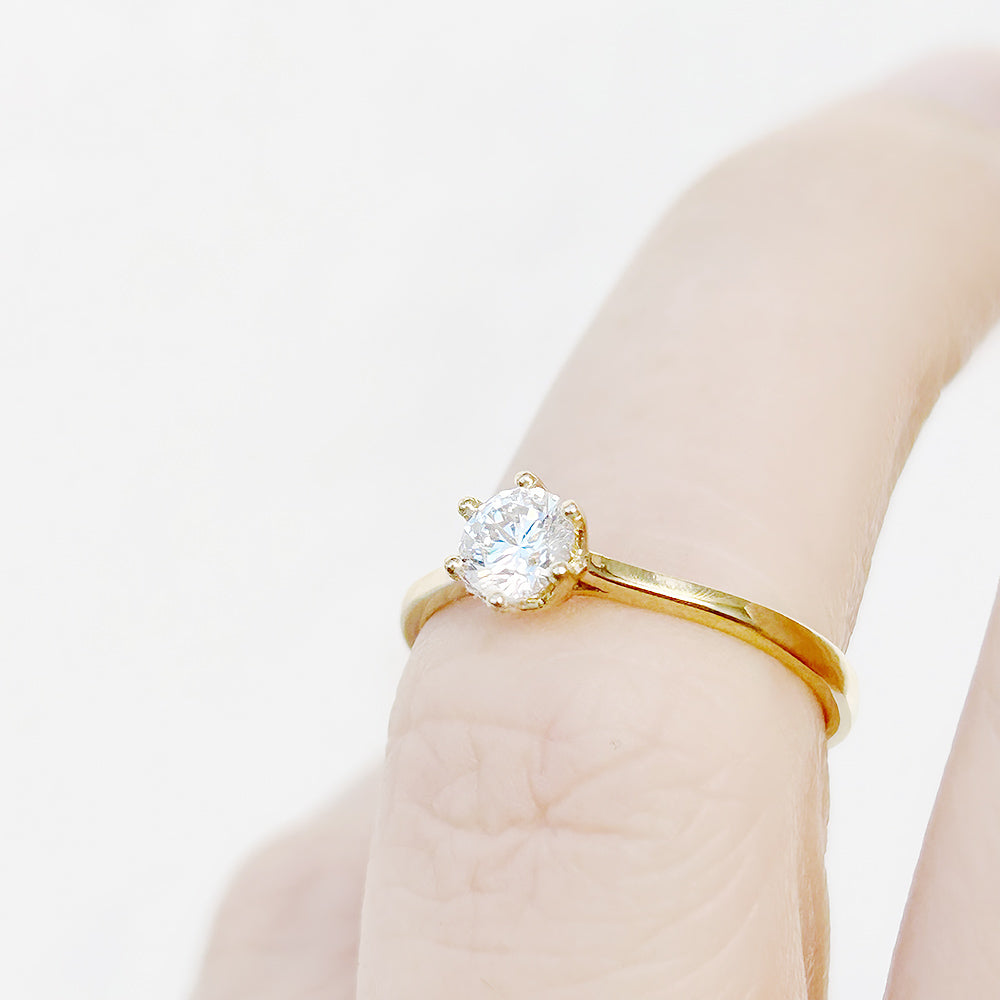 Round cut Diamond Solitaire Engagement Ring in Yellow Gold - Victoria's Jewellery
