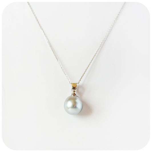 oval shaped black tahitian pearl pendant and chain