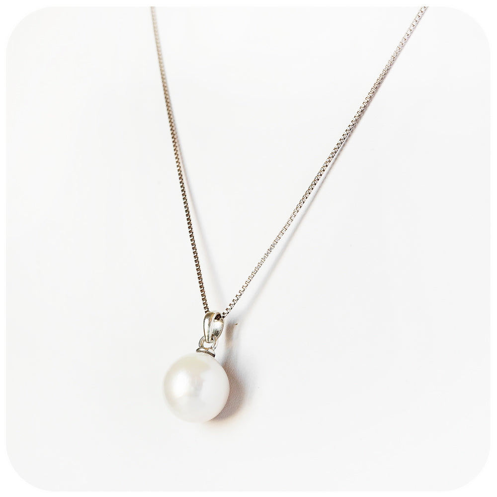 Round White Fresh Water Pearl Pendant and Chain