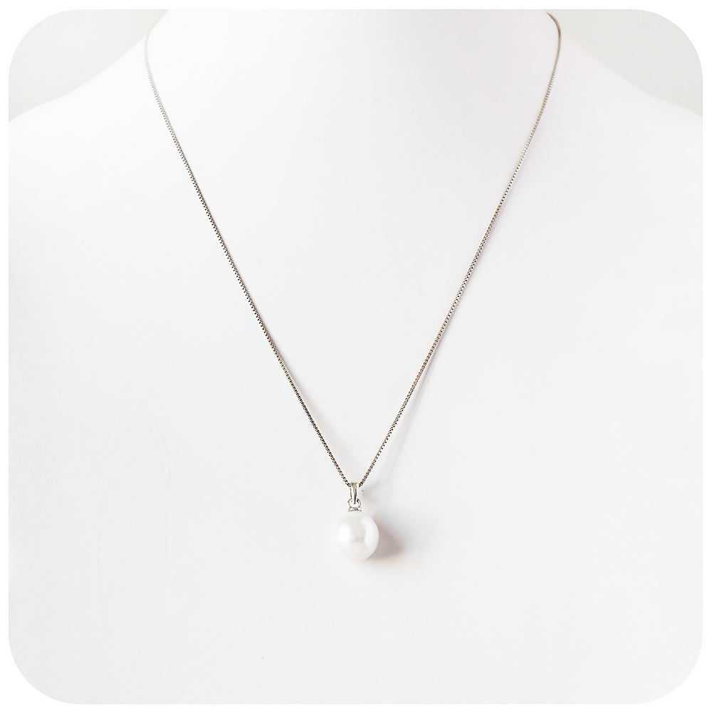 Round White Fresh Water Pearl Pendant and Chain