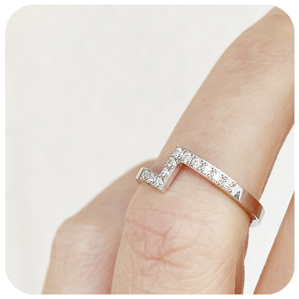 brilliant round cut moissanite wedding band ring