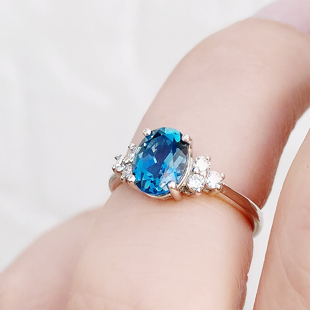 Este, an Oval cut London Topaz and Lab Diamond Ring