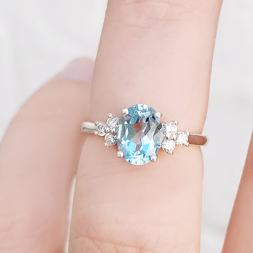 Este, an Oval cut Sky Blue Topaz and Lab Diamond Ring