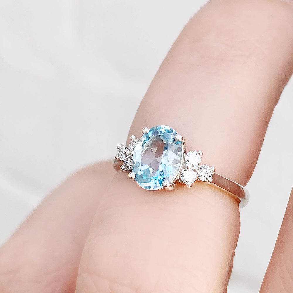 Este, an Oval cut Sky Blue Topaz and Lab Diamond Ring