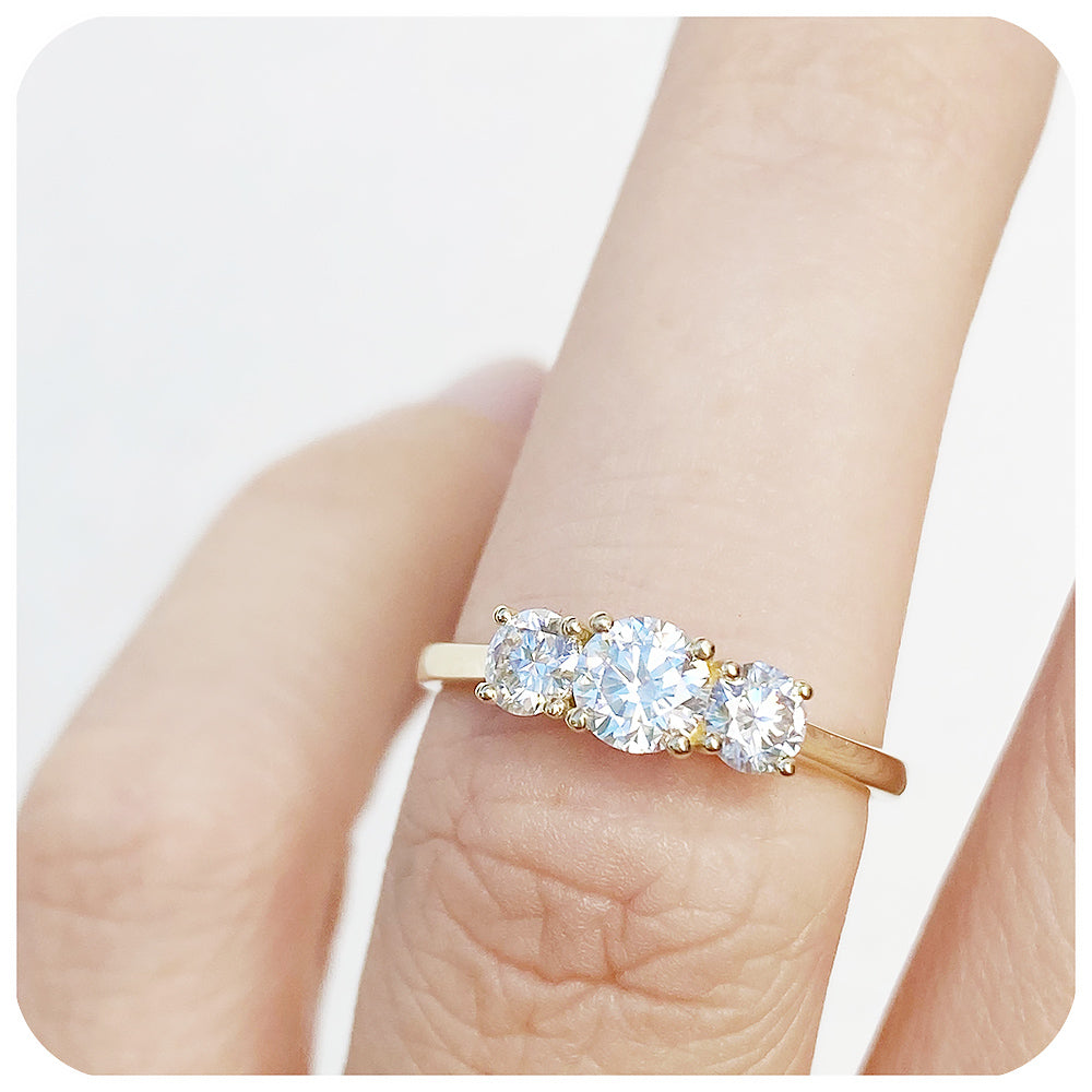 The Brilliant cut Diamond Trilogy Ring in Gold - 1ct