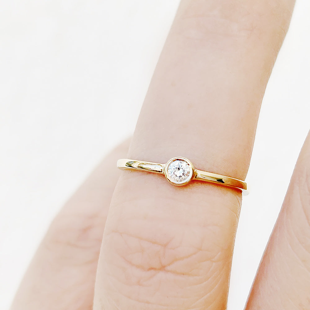 Round Brilliant cut Diamond Promise Ring in Yellow Gold - Victoria's Jewellery