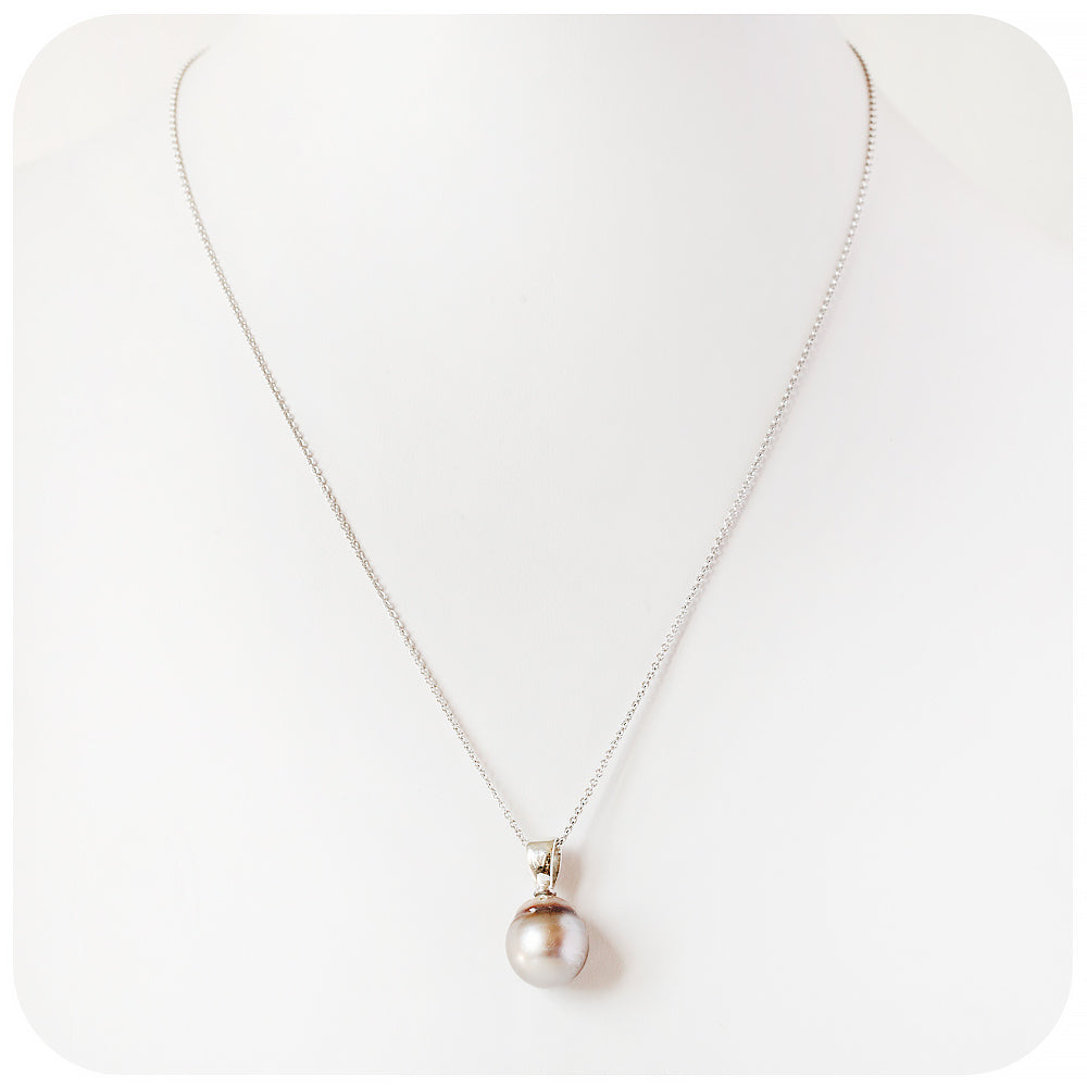 oval shaped black tahitian pearl pendant and chain