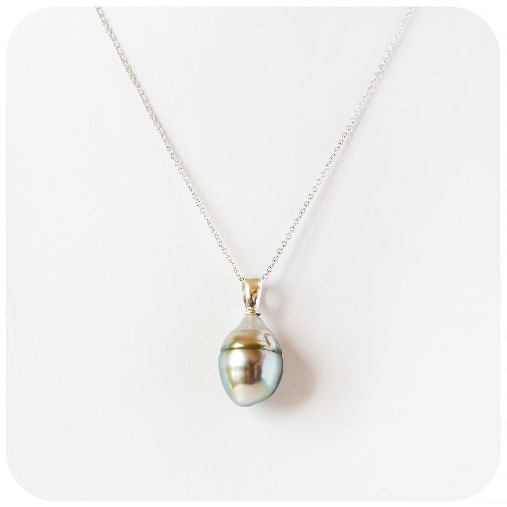 oval shaped black tahitian pearl pendant and chain