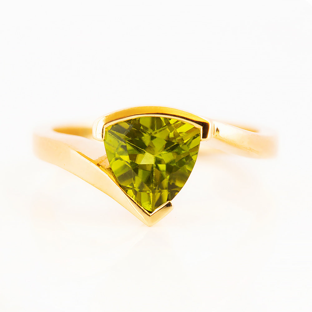 Trillion cut Peridot Ring in Yellow Gold - Victoria's Jewellery