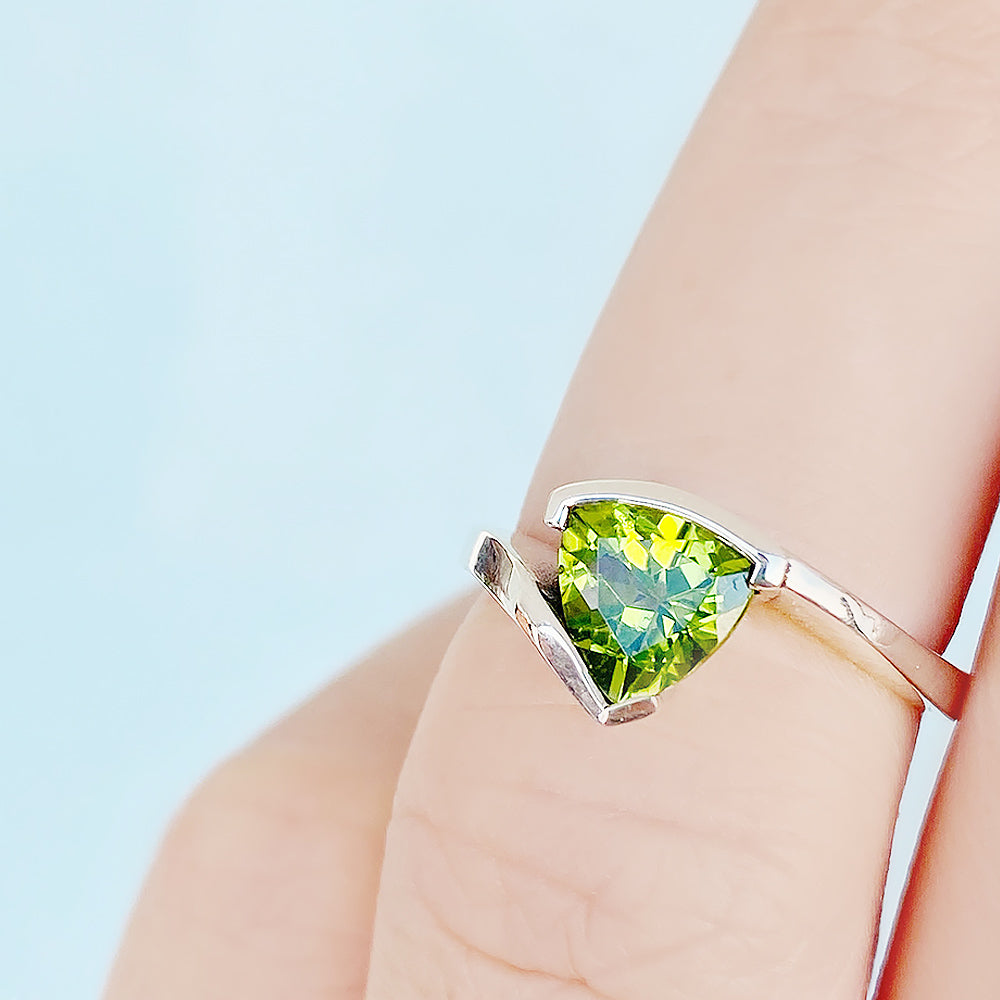 Trillion cut Peridot Ring in White Gold - Victoria's Jewellery