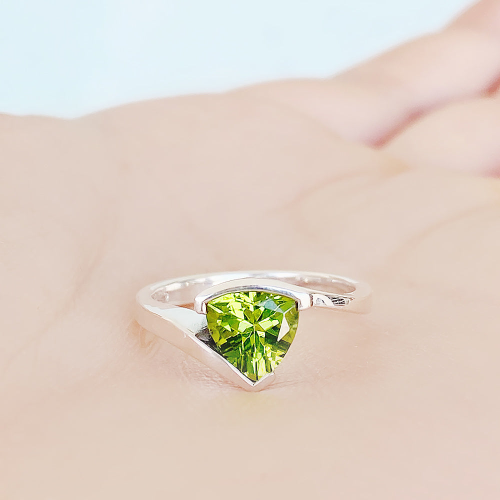 Trillion cut Peridot Ring in White Gold - Victoria's Jewellery
