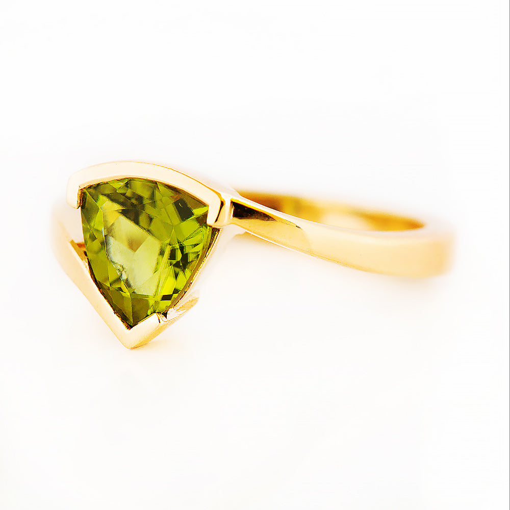 Trillion cut Peridot Ring in Yellow Gold - Victoria's Jewellery