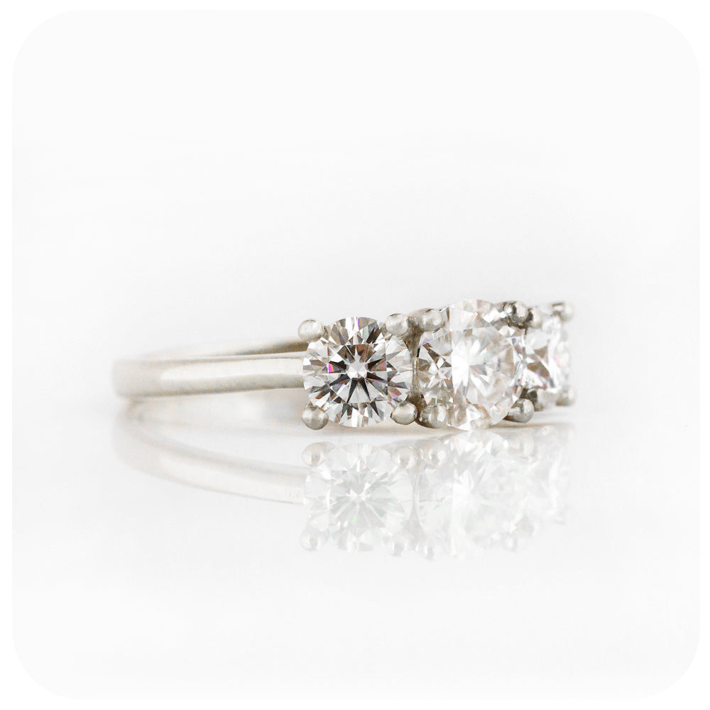 The Brilliant cut Diamond Trilogy Ring - 1.5 carat