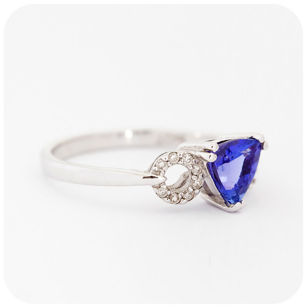 Trillion cut Tanzanite and Diamond Ring in White Gold - 0.842ct